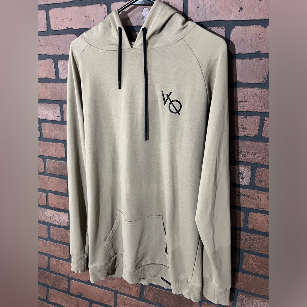 VQ fitness men’s pullover size large. Tan color